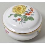 Dose, Meissen, 2. H. 20. Jh.Runde Form mit gebauchter Wandung, bunte Blumenmalerei (Blume 2),