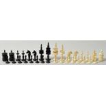 Schachspiel, 2. H. 19. Jh.Nürnberger Typus. Bein, gedrechselt, eine Partie schwarz eingefärbt. 32