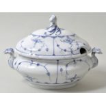 Terrine, 19. Jh./ um 1900.Porzellan, unterglasurblaues Dekor Strohblume. Ovale Form mit bauchiger
