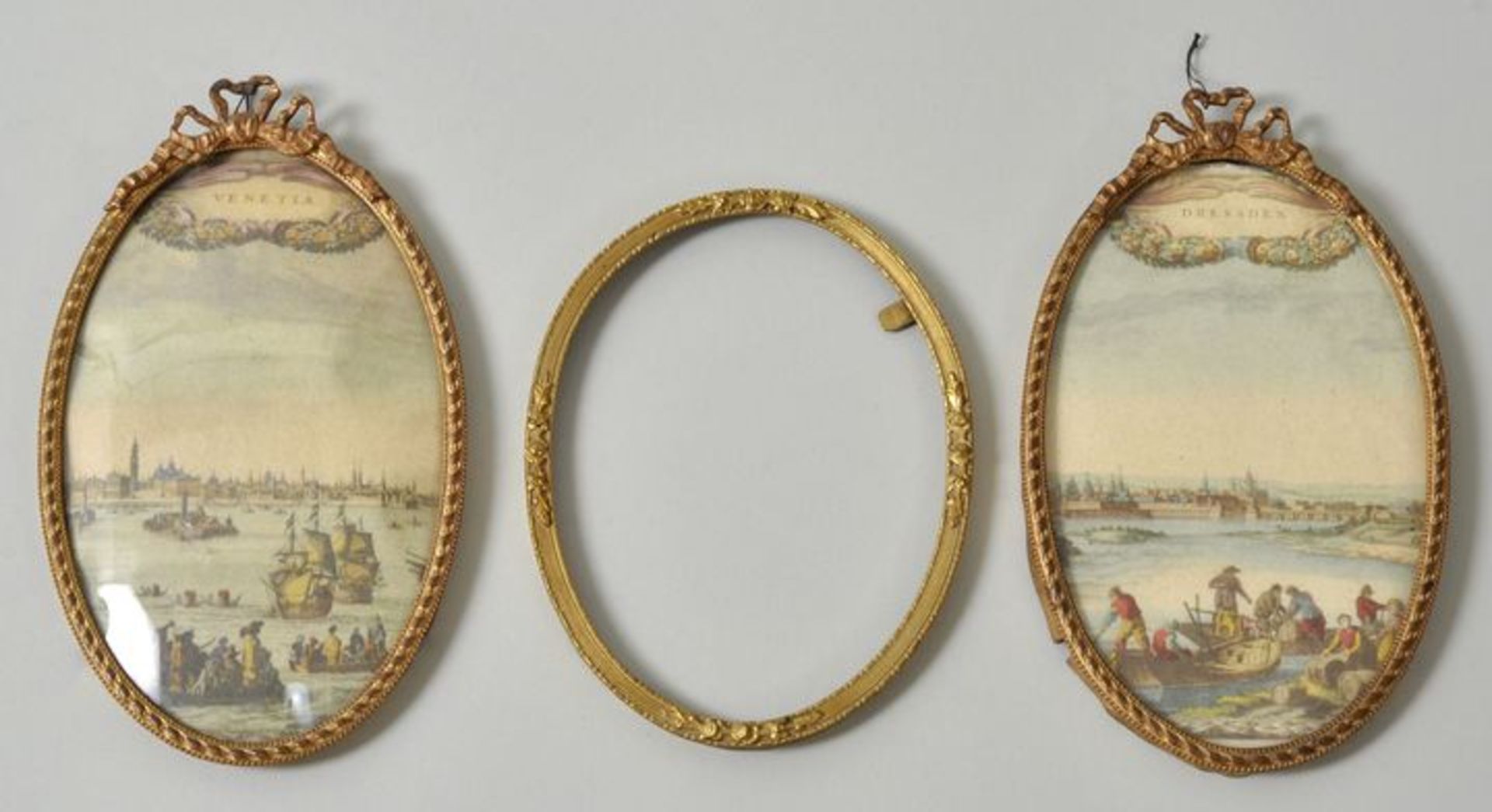 Drei Rähmchen für Miniaturen, 19. Jh.Messing, Ovalrahmen, zwei St. mit Schleifenbekrönung, verglast,