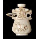 Snuff bottle, China, 19./ 20. Jh.Elfenbein, geschnitzt. Doppel-Löwenkopf mit beweglichem Ring, im