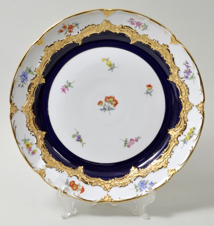 Kuchenschale, Meissen, 2. H. 20. Jh.B-Form, untere Felder königsblau, gestreute bunte Blümchen,