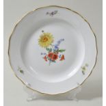 Speiseteller, Meissen, 1. H. 20. Jh.Neuer Ausschnitt, bunte Blumenmalerei (Blume 3), Goldrand.