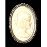 Biedermeier-Brosche, um 1840.Ovales Schnitzbildnis einer Dame in Elfenbein von sehr schöner