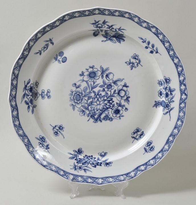 Große runde Platte, Fürstenberg, 2. H. 18. Jh.Form mit fassoniertem Rand. Unterglasurblaues Dekor: