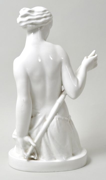 Weiblicher Halbakt (Bogenschützin), um 1930.Keramik, cremefarbene Glasur. Am Sockel min. - Bild 2 aus 2