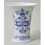 Vase, Meissen, 2. H. 20. Jh.Trichterform, Zwiebelmusterdekor. Schwertermarke, ein Unterstrich. H.