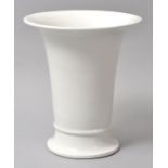 Vase, Meissen, 1924-33Porzellan, weiß. Trichterform. Im Fuß Brandriss. Schwertermarke, 4