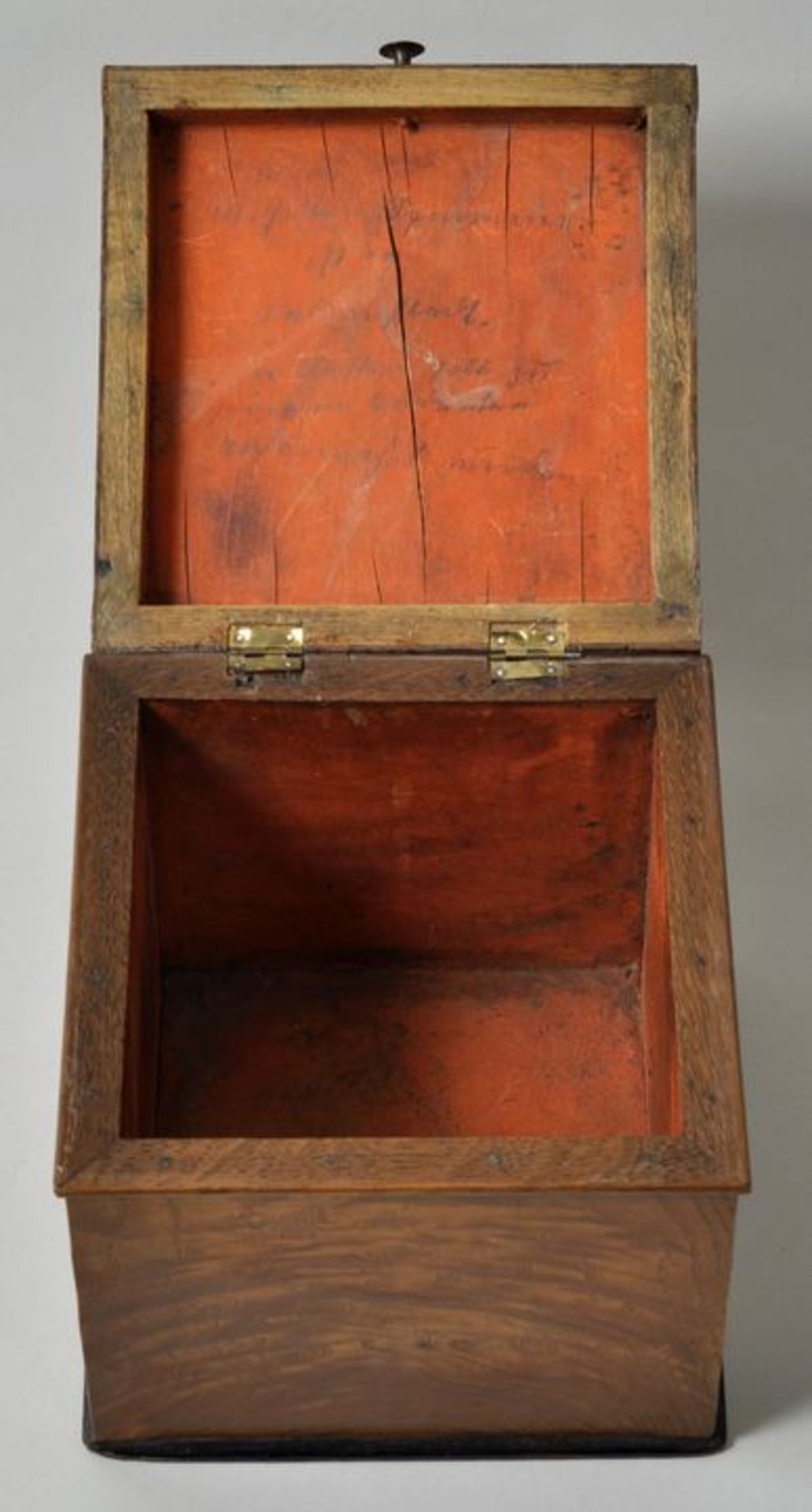 Kästchen, 1. H. 19. Jh.Eiche auf Laubholz furniert, würfelförmiger Korpus mit Scharnierdeckel, - Bild 2 aus 3