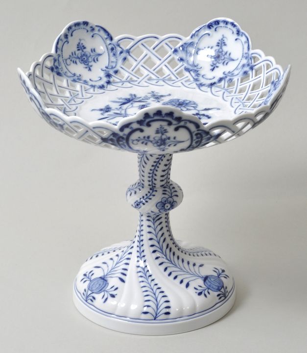 Tafelaufsatz, Meissen, um 1870.Porzellan, Zwiebelmusterdekor. Gedreht gerippter Fuß, Schale