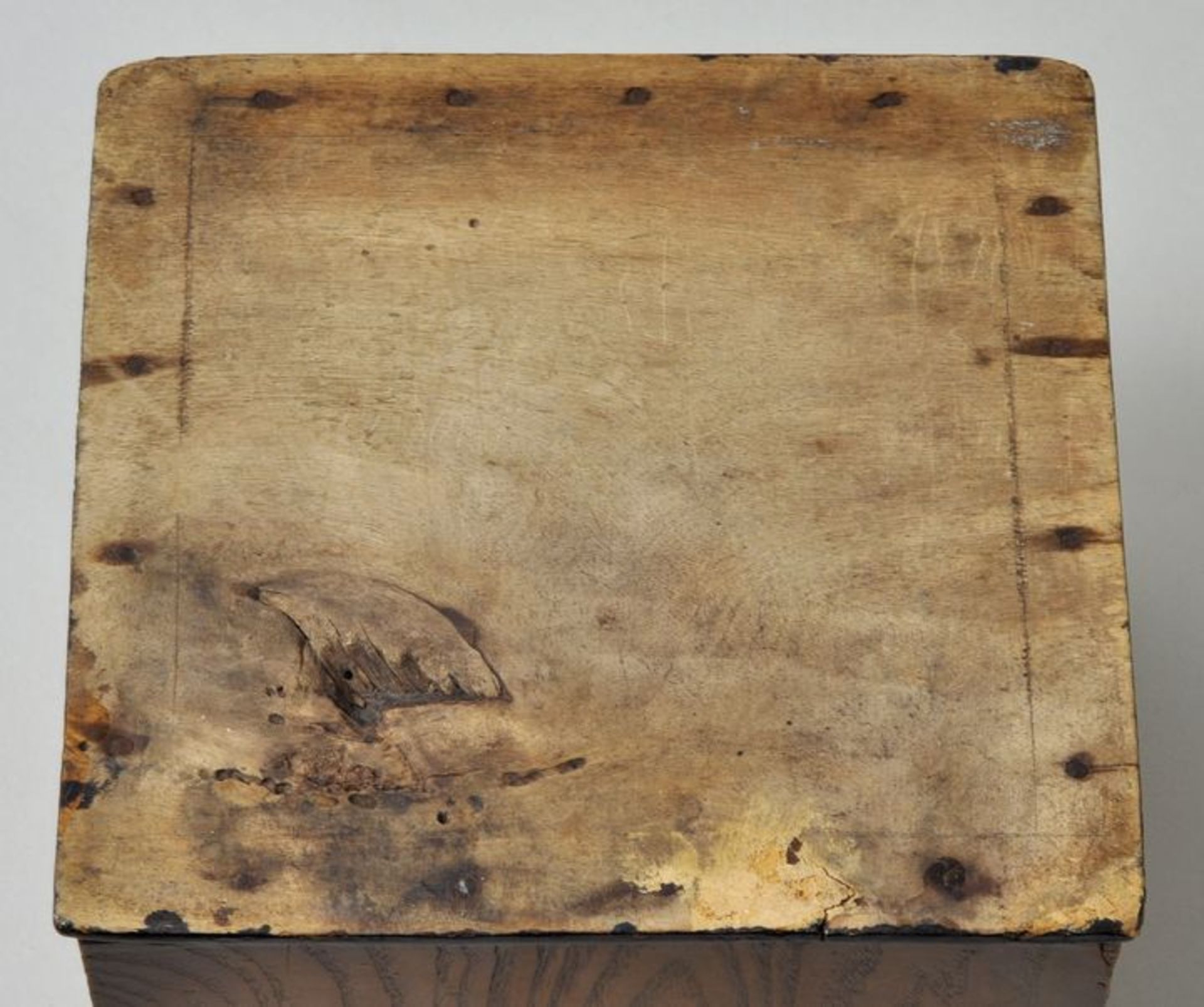 Kästchen, 1. H. 19. Jh.Eiche auf Laubholz furniert, würfelförmiger Korpus mit Scharnierdeckel, - Bild 3 aus 3