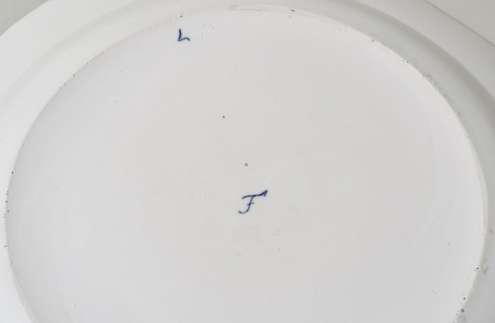 Große runde Platte, Fürstenberg, 2. H. 18. Jh.Form mit fassoniertem Rand. Unterglasurblaues Dekor: - Image 2 of 2