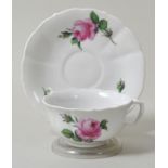 Tasse mit Untertasse, Meissen, Anf. 20. Jh.Neuer Ausschnitt, Dekor Rote Rose. Schwertermarke, 2