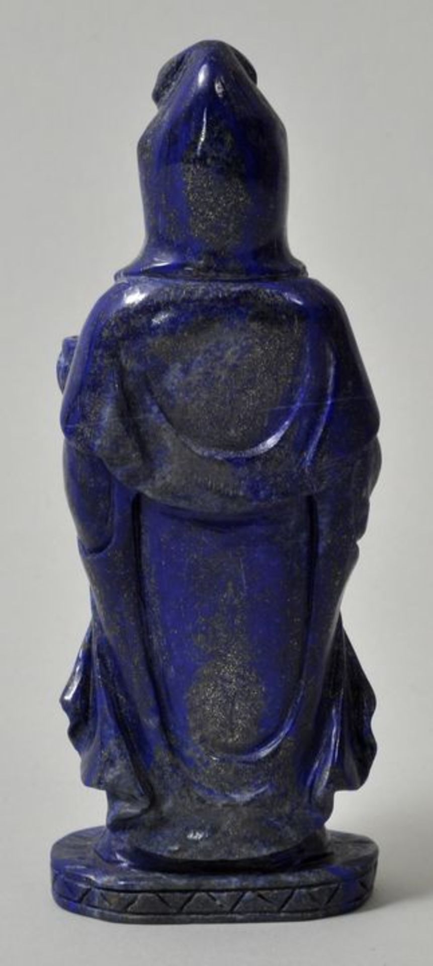 Figur einer Guanyin, China, 20. Jh.Lapislazuli. Stehende Gottheit mit Lotusblüte im Arm, H.13 cm - Bild 2 aus 3