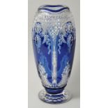 Große Kristallvase, Böhmen, um 1900/1920Farbloses Bleikristall, partiell blau überfangen. Reich