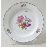 Speiseteller, Meissen, 1. H. 19. Jh.Ozier-Reliefzierrat, bunte Blumenmalerei (Bukett, mittig),