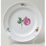 Teller, Meissen, 1. H. 19. Jh.Porzellan, glatter Rand, bunte Blumenmalerei. Schwertermarke. D. 22,