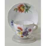 Mokkatasse und Untertasse, Meissen, Anf. 20. Jh.Neuer Ausschnitt, Dekor buntes Blumenbukett und