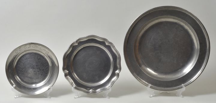 Zwei Teller und große runde Platte, 18./ 19. Jh.a) Teller, reiches Gravur-und Flecheldekor: