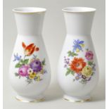Paar Vasen, Meissen, 2. H. 20. Jh.Birnform mit konisch geweitetem Hals auf hohem Standring. Bunte
