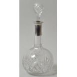 Karaffe, Dtl., um 1900Kristallglas mit Schliffdekor, kugelige Wandung, schlanker Hals silbermontiert