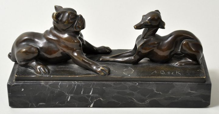 Beck, A. Tätig 1. H. 20. Jh.Zwei Hunde im Spiel (Boxer und Windhund). Bronze, patiniert, auf der
