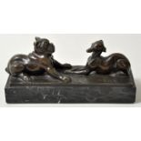 Beck, A. Tätig 1. H. 20. Jh.Zwei Hunde im Spiel (Boxer und Windhund). Bronze, patiniert, auf der