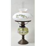 Petroleumlampe, um 1900Messing, Glaskorpus mit floraler Emailbemalung, Brenner mit Fledermaus-