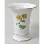 Vase, Meissen, 2. H. 20. Jh.Trompetenform, Dekor Bunte Blumenmalerei (Blume 1), Goldrand.