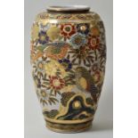 Vase, Japan, ca. 1930.Keramik, überreich dekoriert in der Art Satsuma in Pastosemailfarben und