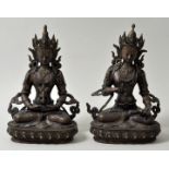 Paar Buddhafiguren, Tibet/ Nepal, 19./ 20. Jh.Bronze/ Messing, Boden mit Kupferplatte