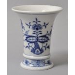 Kleine Vase, Meissen, 2. H. 20. Jh.Porzellan, Zwiebelmusterdekor. Trichterform. Schwertermarke,