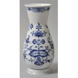 Kleine Vase, Meissen, 2. H. 20. Jh.Porzellan, Zwiebelmusterdekor. Birnform mit konisch ausgestelltem