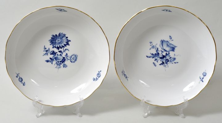 Paar Beilageschalen, Meissen, 2. H. 20. Jh.Neuer Ausschnitt, Dekor Blaue deutsche Blume und