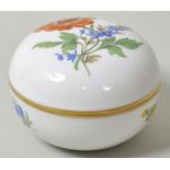 Dose, Meissen, 2. H. 20. Jh.Gedrückte Kugelform, bunte Blumenmalerei (Blume 2), Goldrand.