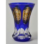 Becherglas, Böhmen, Mitte/ 2. H. 19. Jh.Farbloses Glas mit blauem Überfang, partiell gelb lasiert.
