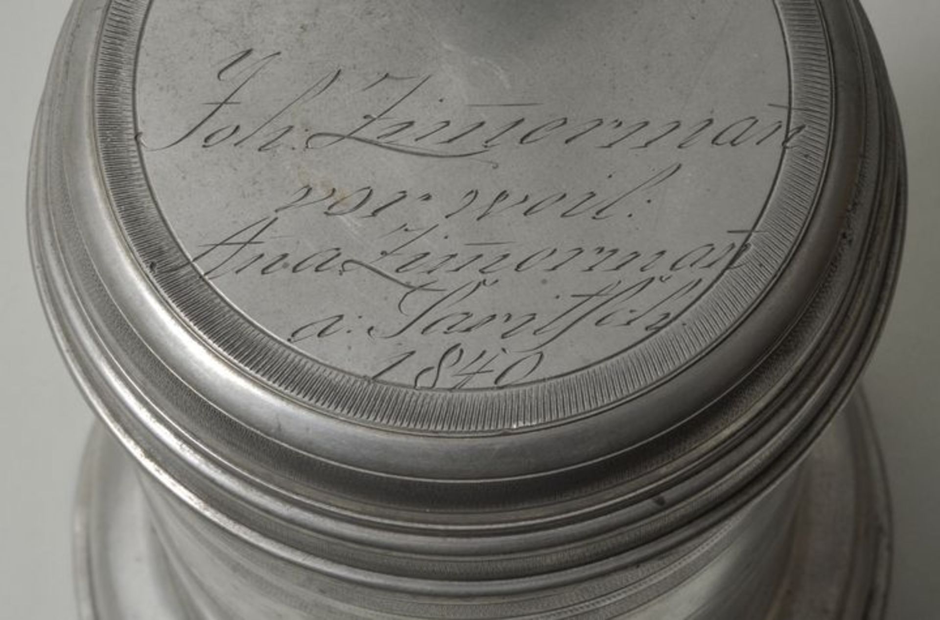 Walzenkrug, Bautzen, dat. 1840Zinn. Wandung dekoriert in Bandgravur, Deckel mit Vasenknauf und - Bild 2 aus 3