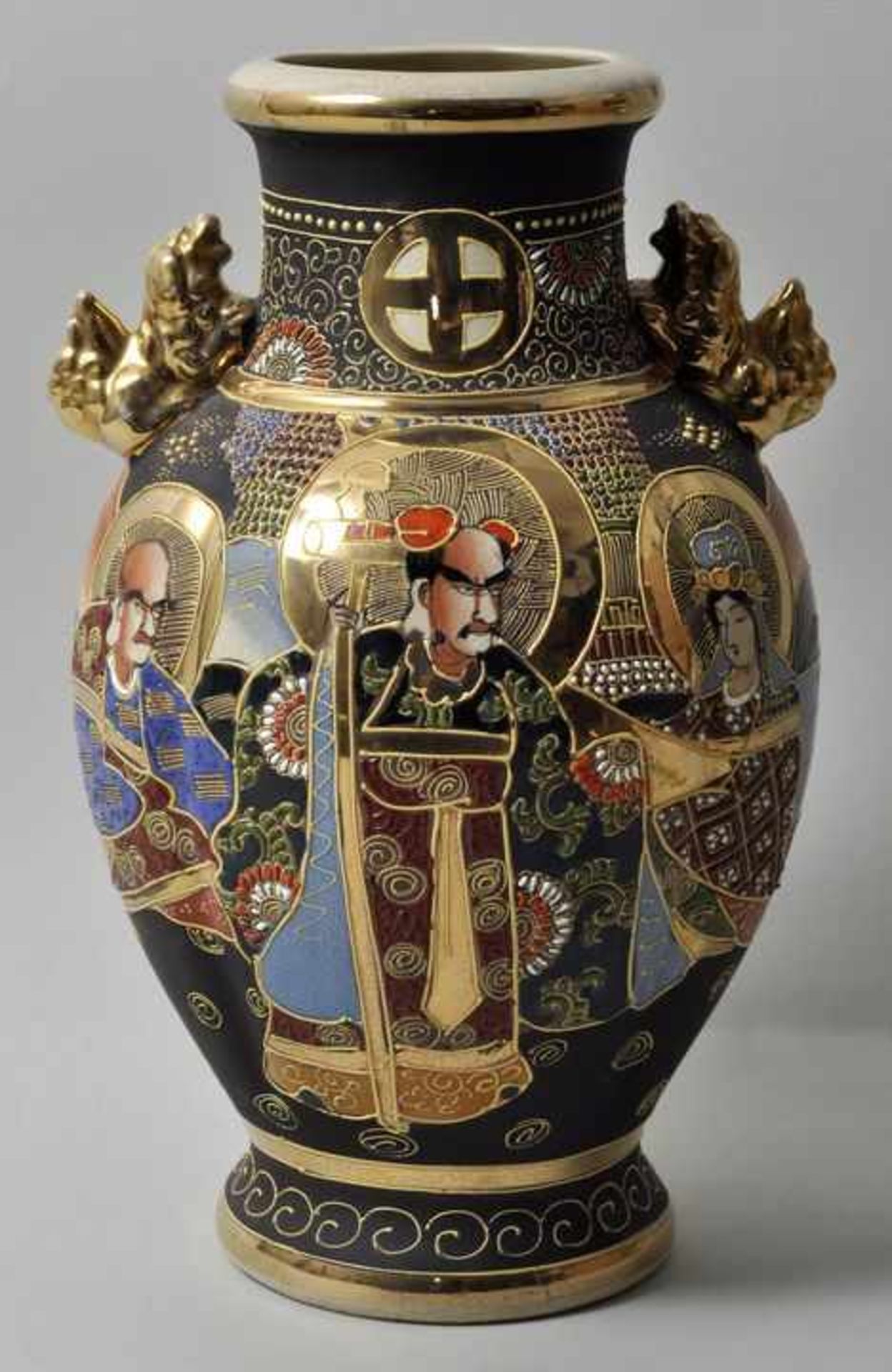Vase, Japan, E. 19./ Anf. 20. Jh.Satsuma-Keramik, Wandung in opaken und transparenten Email-und