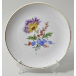 Wandteller, Meissen, Mitte 20. Jh.Porzellan, bunte Blumenmalerei (Blume 3), Goldrand.