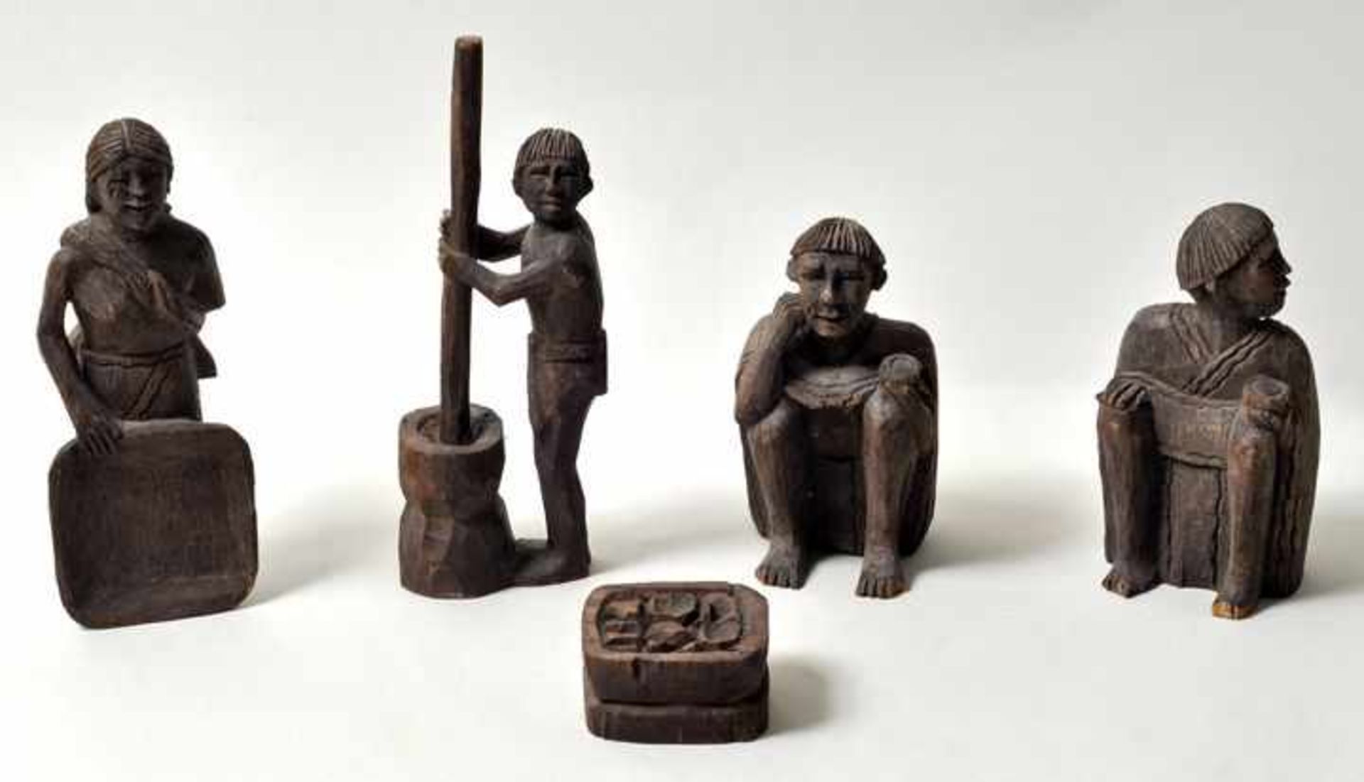Figurengruppe, Amazonas-GebietGruppe von vier Figuren und einem Objekt, Darstellungen von Indios bei