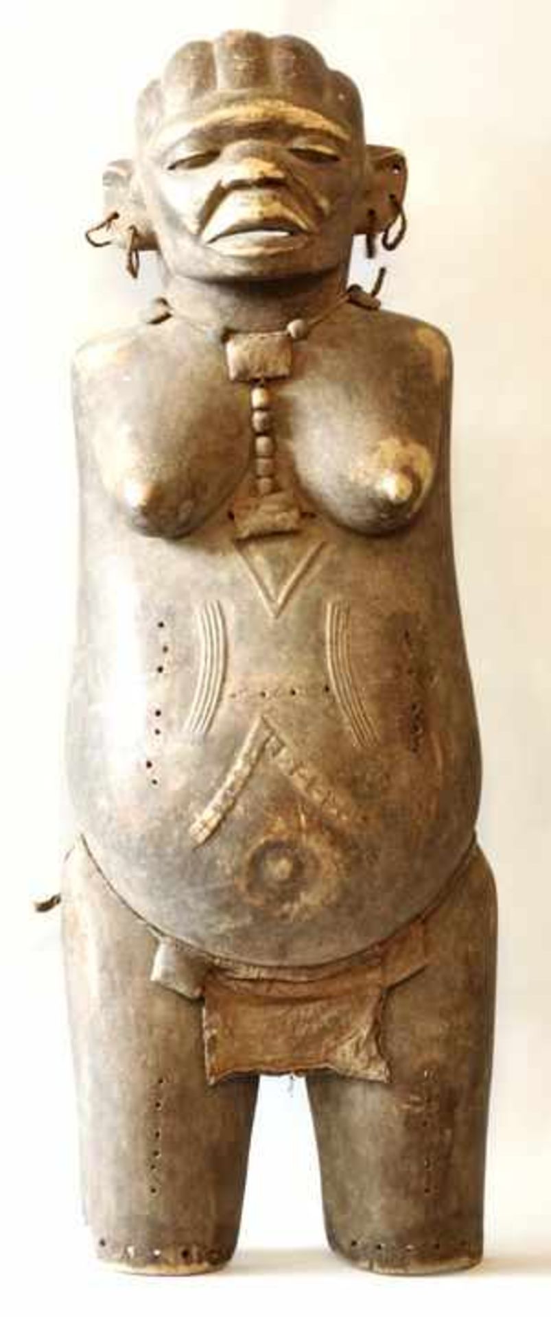 Körpermaske im Makonde-Stil, 20. Jh.Holz, geschnitzt, Lendenschurz (textil), Hals-und Ohrschmuck - Bild 2 aus 2