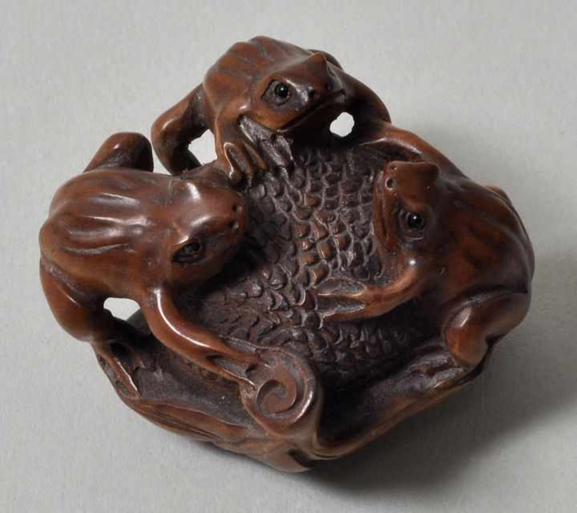 Netsuke, Japan, 19. Jh.Buchsbaum, geschnitzt. Drei kleine Frösche, auf einer runden Frucht - Bild 2 aus 3