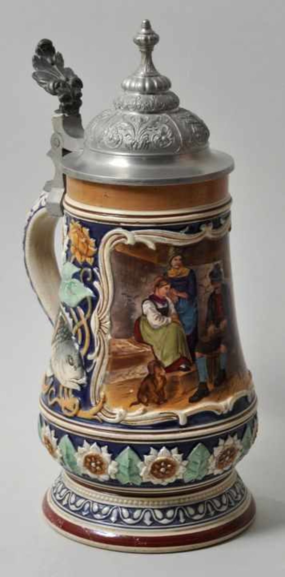 Jugendstil-Bierhumpen, Deutschland, ca. 1900Feinsteinzeug, polychrom bemalt. Reliefdekor mit - Bild 3 aus 4