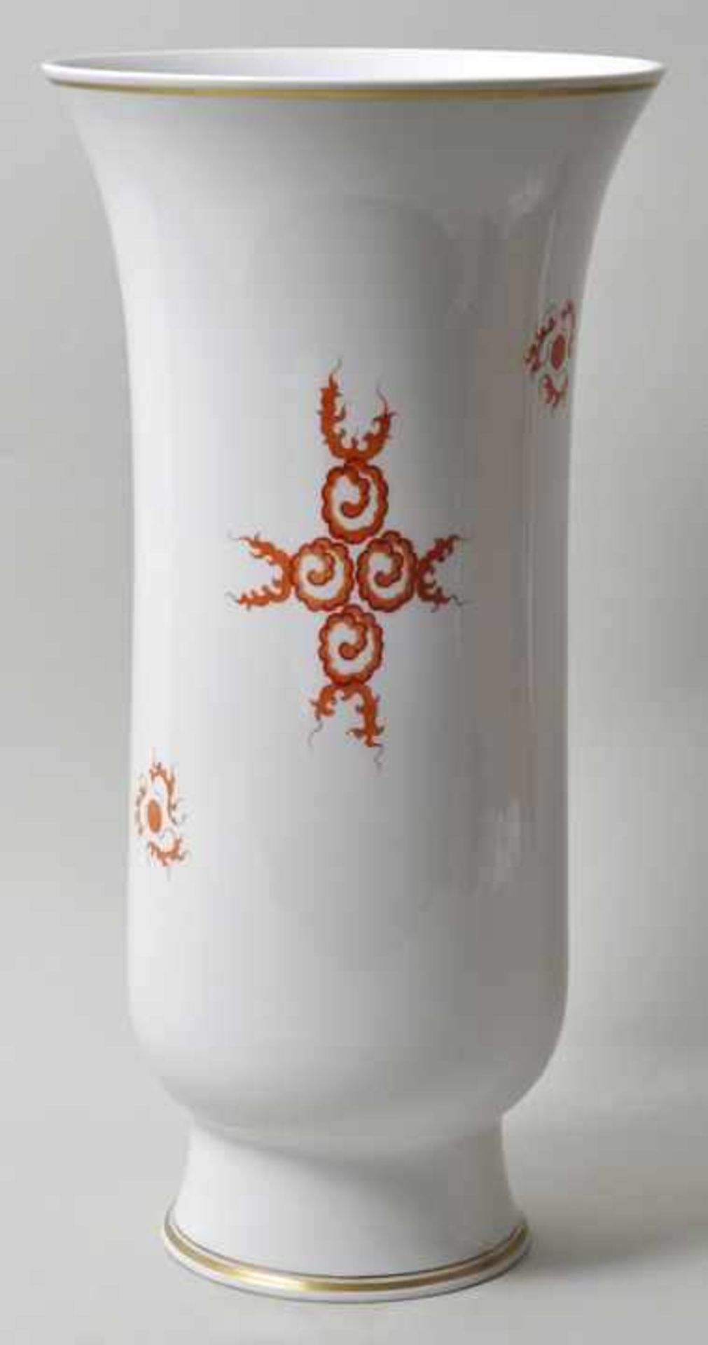 Große Vase, Meissen, 1. H. 20. Jh.Schlanke Trichterform auf hohem Standring. Dekor Mingdrache in - Bild 2 aus 3
