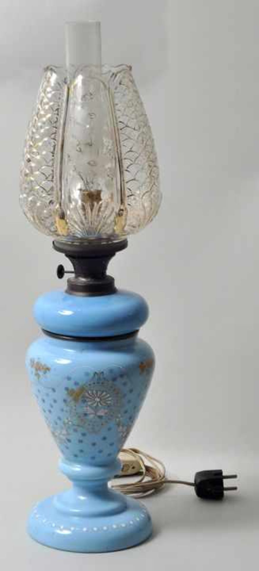 Petroleumlampe als Tischlampe, 2. H. 19. Jh.Korpus hellblaues Alabasterglas mit floraler - Bild 2 aus 2