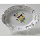 Durchbrochene Schale, Meissen, 2. H. 19. Jh./ um 1900Porzellan, bunte Blumenmalerei (Blume1).