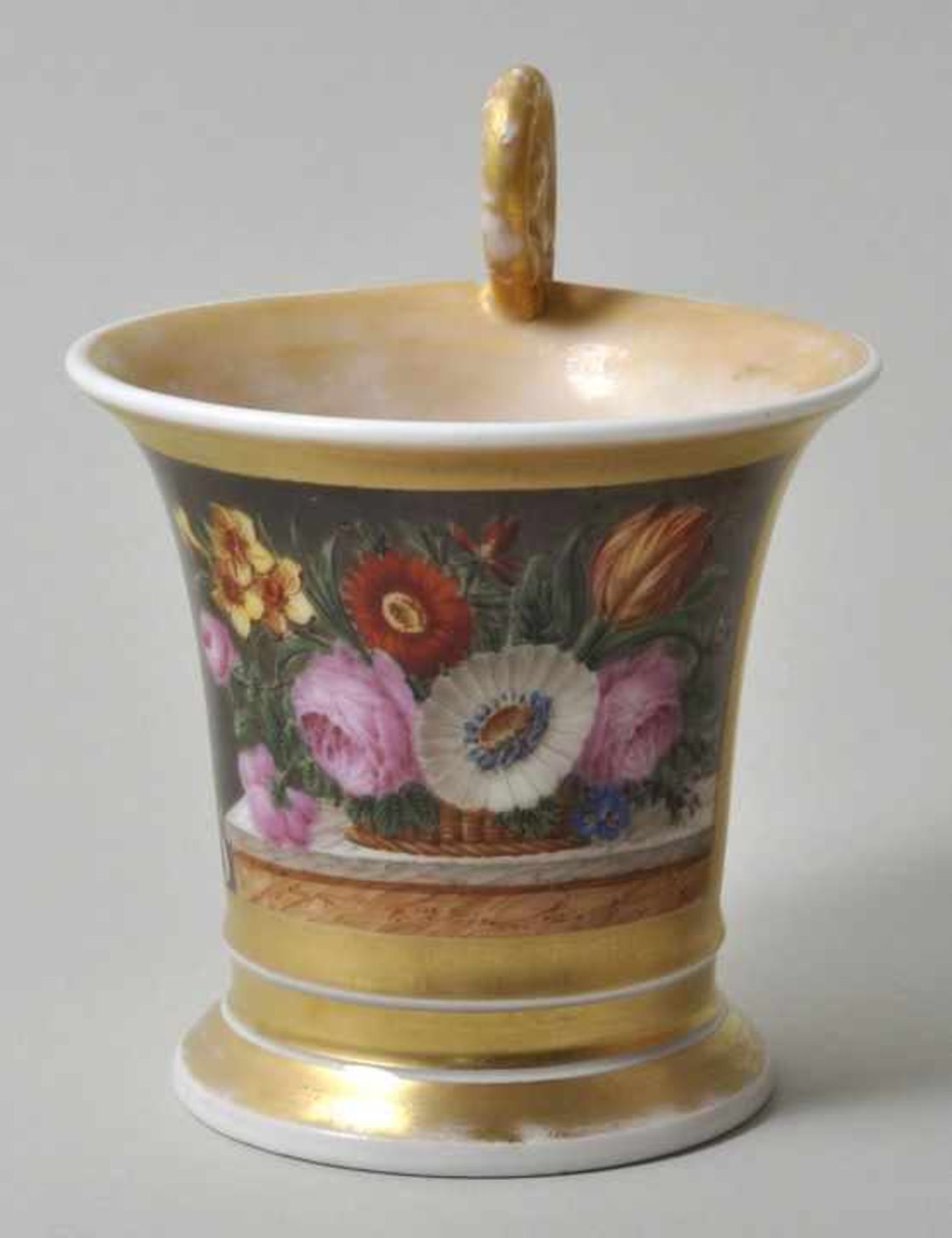 Tasse mit Stilllebenmalerei, 19. Jh.Porzellan, ausschwingende Form mit Volutenhenkel, radierter