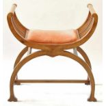 Zierlicher Hocker, sog. Gondel, um 1920Nussbaum, massiv. Sitzfläche neu aufgepolstert und bezogen.