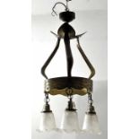 Elektrische Deckenlampe, ca. 1920Messing, in Handarbeit getrieben mit Hammerschlagdekor, drei