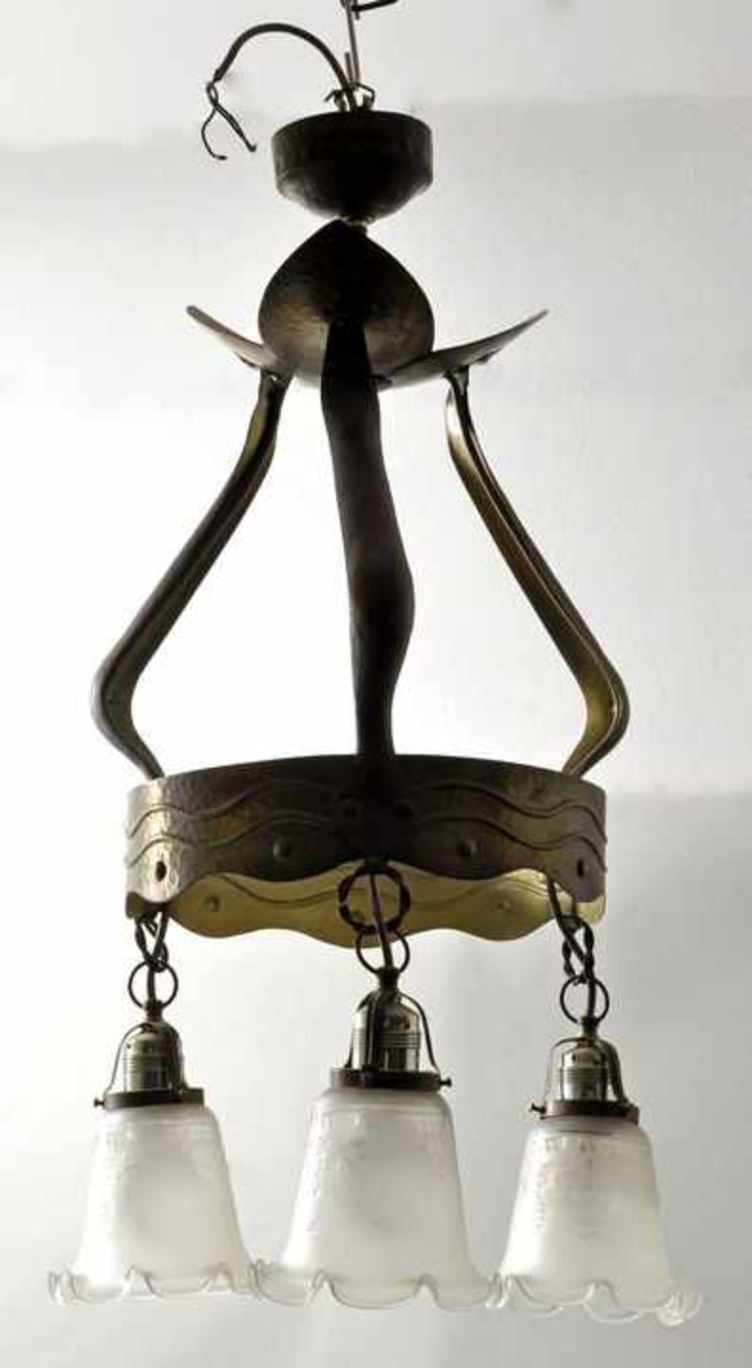 Elektrische Deckenlampe, ca. 1920Messing, in Handarbeit getrieben mit Hammerschlagdekor, drei